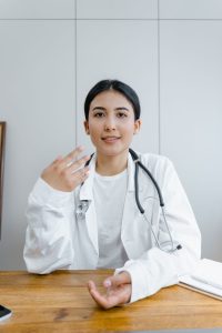일본 위고비 처방 전 알아야 할 것|효과·기준·비용·마운자로와 차이 일본에서 위고비 처방 상담을 받는 환자와 의료진